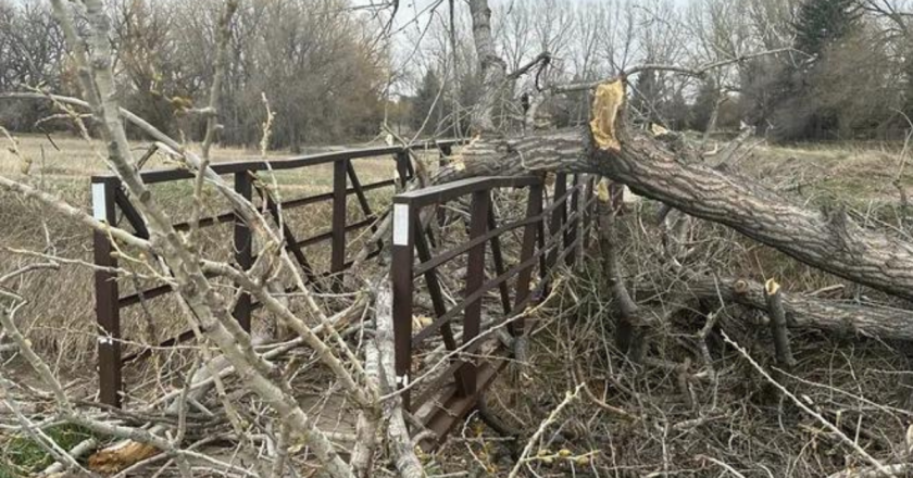 Big wind cuts power to tens of thousands in Colorado, closes roads, coincides with fires